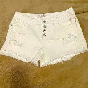 Women's White Distressed Denim Shorts new
Super cute 🆕 
Short shorts
Mesh pocket